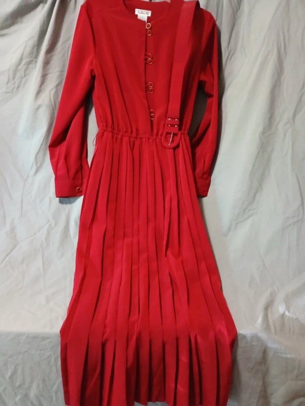 Color is wrong, this is a darker red dress